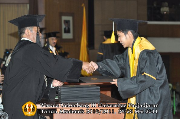 wisuda-fe-oleh-dekan-266-copy