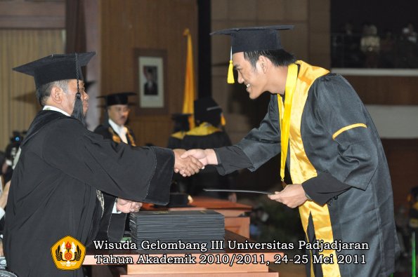 wisuda-fe-oleh-dekan-267-copy