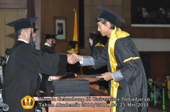 wisuda-fe-oleh-dekan-268-copy