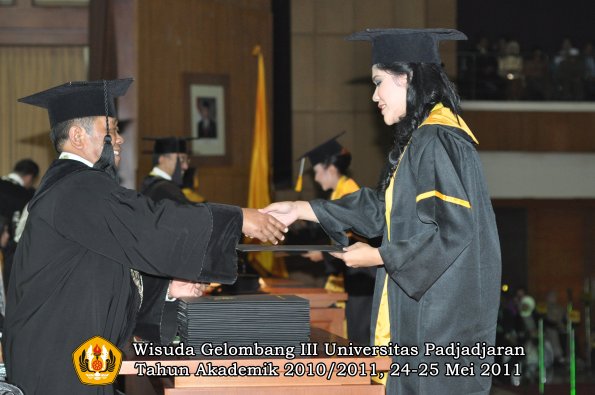 wisuda-fe-oleh-dekan-269-copy