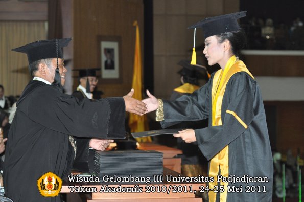 wisuda-fe-oleh-dekan-270-copy