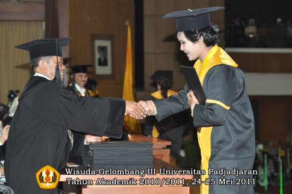 wisuda-fe-oleh-dekan-271-copy