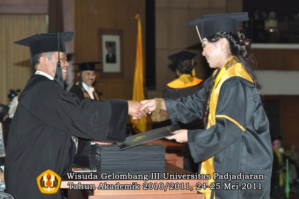 wisuda-fe-oleh-dekan-272-copy