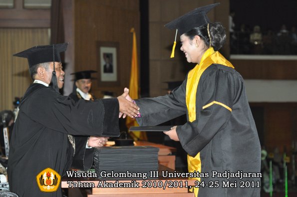 wisuda-fe-oleh-dekan-273-copy