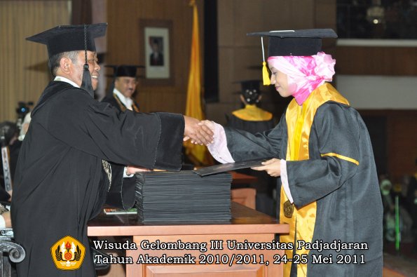 wisuda-fe-oleh-dekan-276-copy