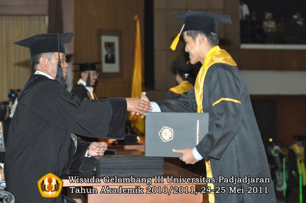 wisuda-fe-oleh-dekan-277-copy