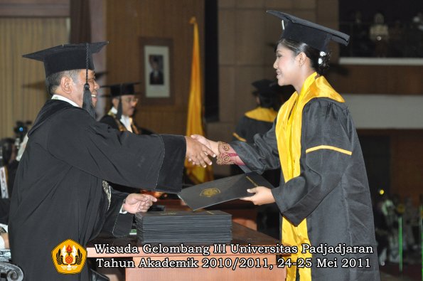 wisuda-fe-oleh-dekan-278-copy