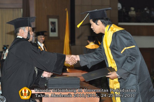 wisuda-fe-oleh-dekan-279-copy