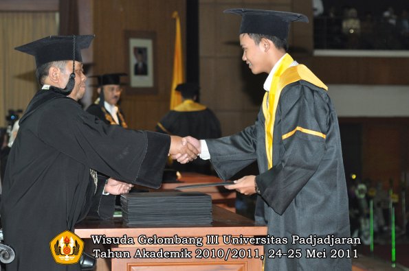 wisuda-fe-oleh-dekan-280-copy