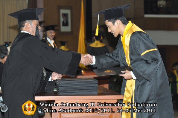 wisuda-fe-oleh-dekan-282-copy