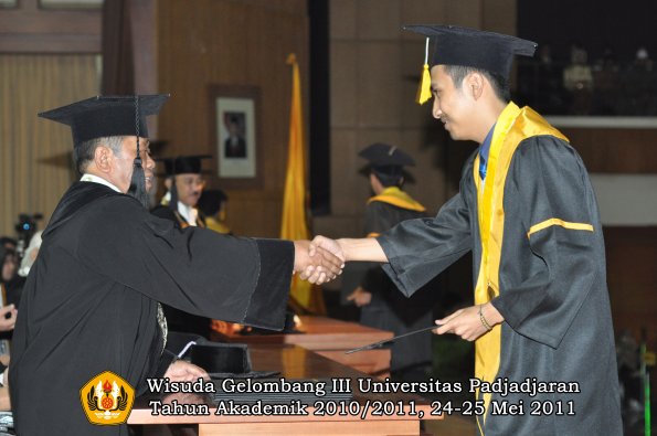 wisuda-fe-oleh-dekan-283-copy