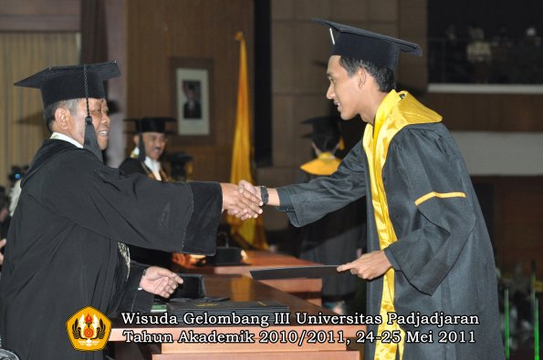 wisuda-fe-oleh-dekan-284-copy