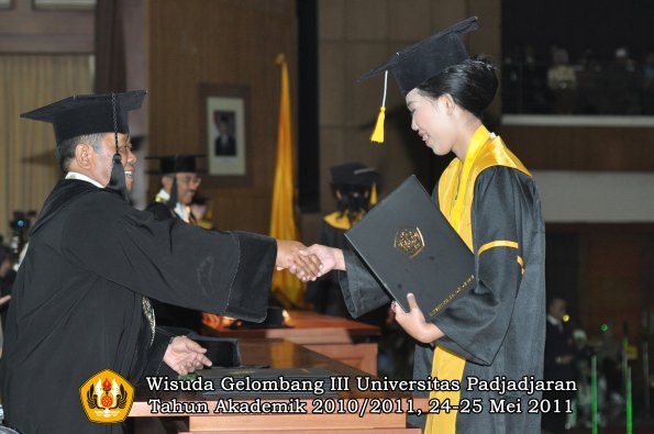 wisuda-fe-oleh-dekan-285-copy