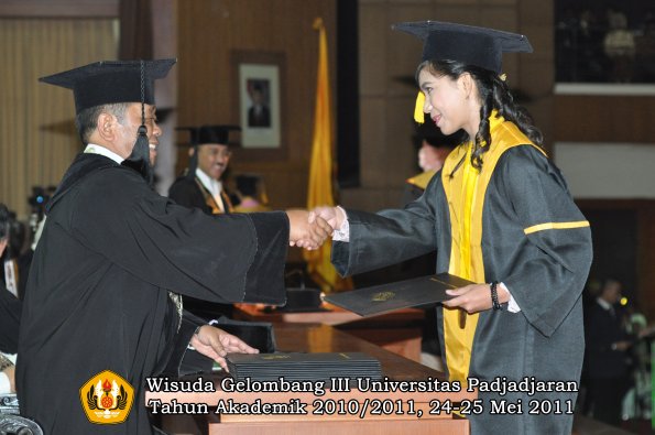 wisuda-fe-oleh-dekan-286-copy