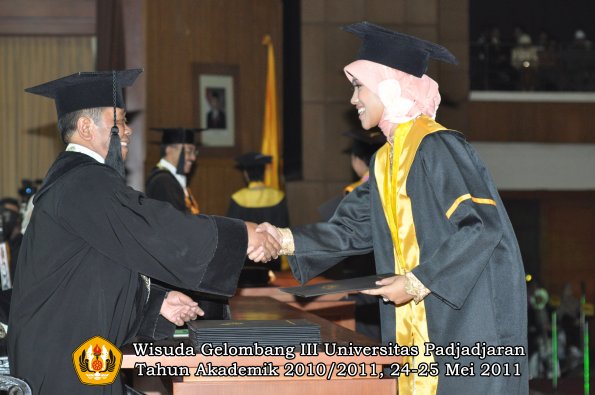 wisuda-fe-oleh-dekan-287-copy