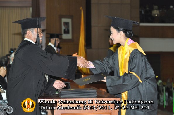 wisuda-fe-oleh-dekan-288-copy