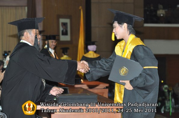 wisuda-fe-oleh-dekan-289-copy