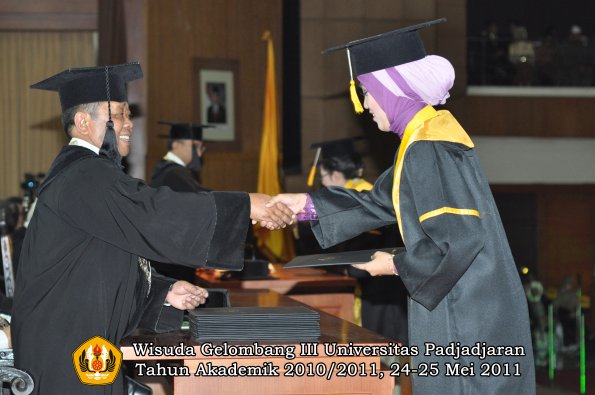 wisuda-fe-oleh-dekan-290-copy