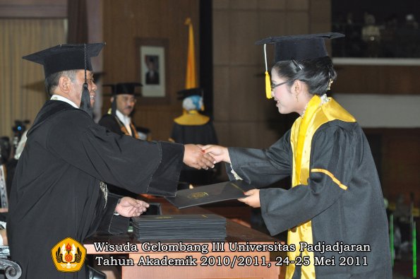 wisuda-fe-oleh-dekan-291-copy