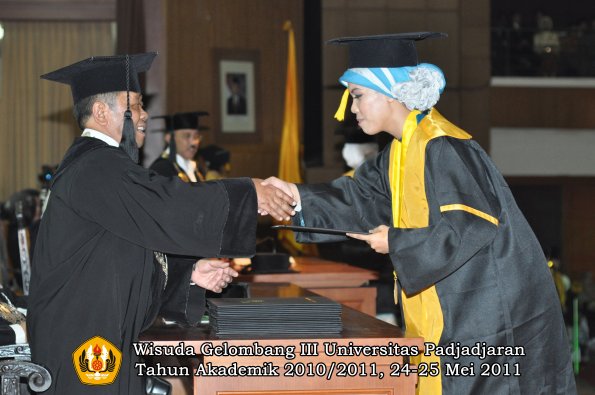 wisuda-fe-oleh-dekan-292-copy