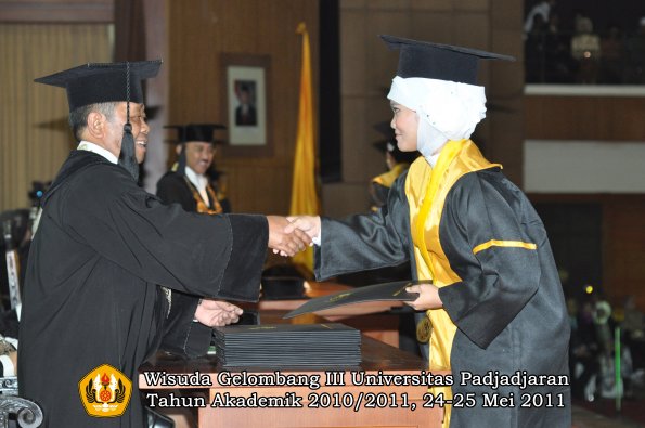 wisuda-fe-oleh-dekan-293-copy