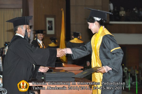 wisuda-fe-oleh-dekan-294-copy