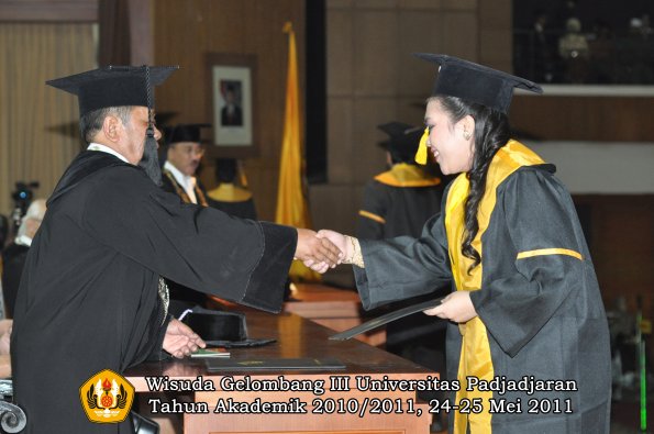 wisuda-fe-oleh-dekan-295-copy