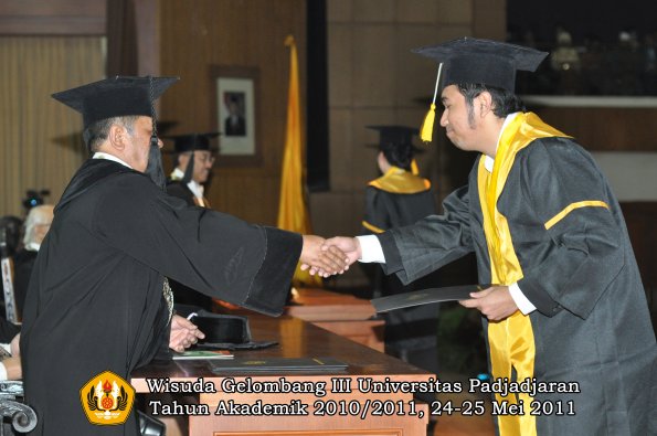 wisuda-fe-oleh-dekan-296-copy