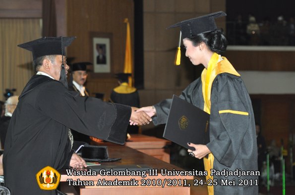 wisuda-fe-oleh-dekan-297-copy