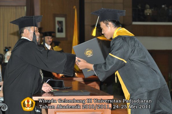 wisuda-fe-oleh-dekan-298-copy