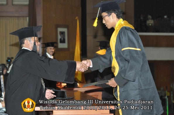 wisuda-fe-oleh-dekan-299-copy