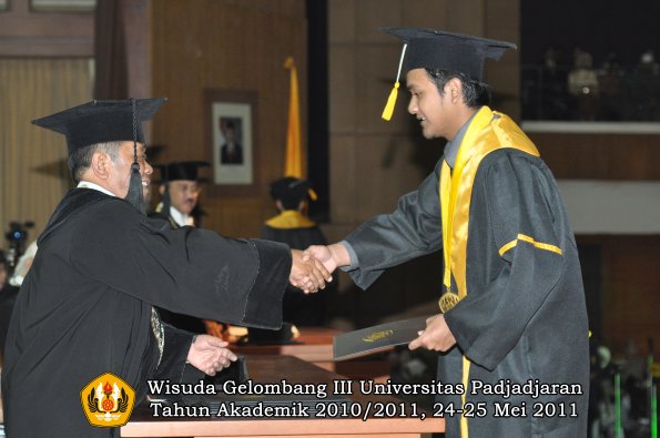 wisuda-fe-oleh-dekan-300-copy