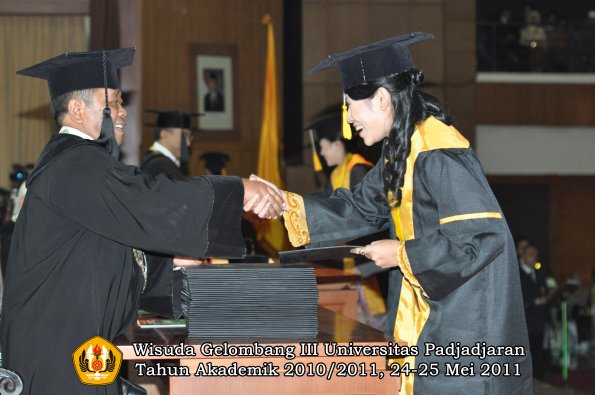 wisuda-fe-oleh-dekan-301-copy