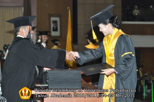 wisuda-fe-oleh-dekan-302-copy