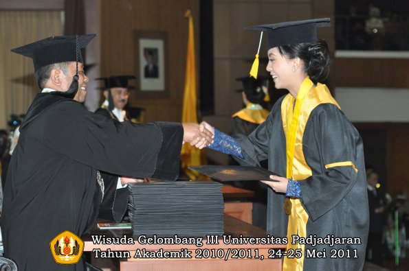 wisuda-fe-oleh-dekan-303-copy