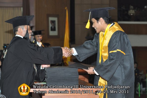 wisuda-fe-oleh-dekan-304-copy