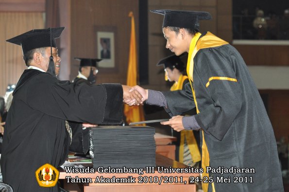 wisuda-fe-oleh-dekan-307-copy