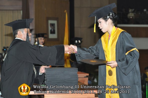 wisuda-fe-oleh-dekan-308-copy