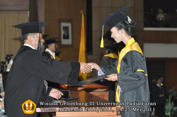 wisuda-fe-oleh-dekan-309-copy