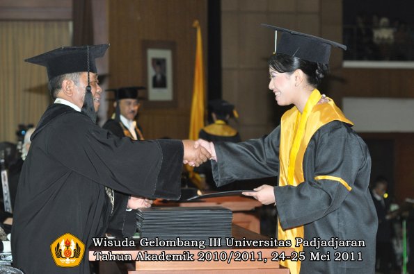 wisuda-fe-oleh-dekan-311-copy