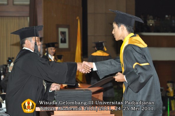 wisuda-fe-oleh-dekan-312-copy