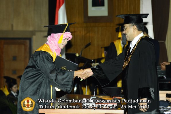 wisuda-fe-oleh-rektor-001-copy