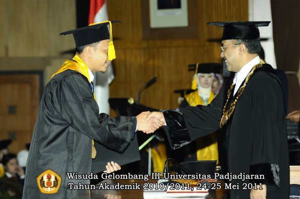 wisuda-fe-oleh-rektor-002-copy