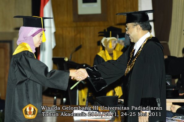 wisuda-fe-oleh-rektor-004-copy