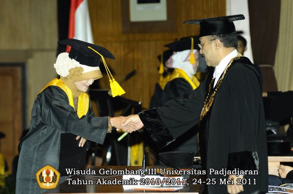 wisuda-fe-oleh-rektor-005-copy