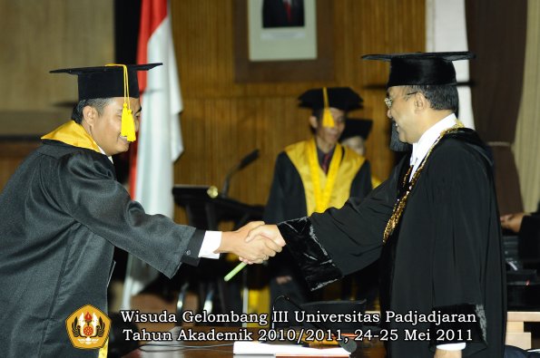 wisuda-fe-oleh-rektor-009-copy