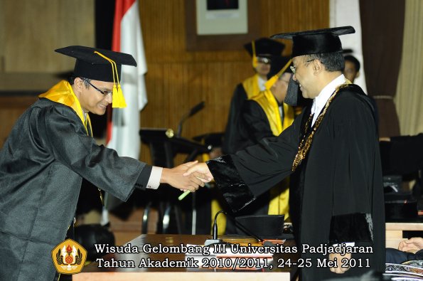 wisuda-fe-oleh-rektor-013-copy