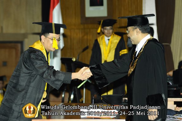 wisuda-fe-oleh-rektor-014-copy