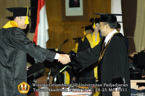 wisuda-fe-oleh-rektor-015-copy