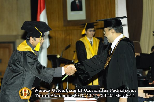 wisuda-fe-oleh-rektor-017-copy